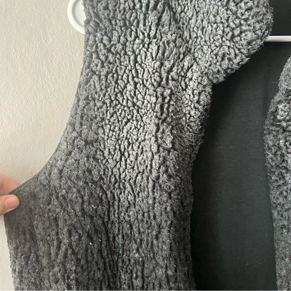 Altar’d State Black Sherpa Open Front Vest Size Large - Picture 2 of 6